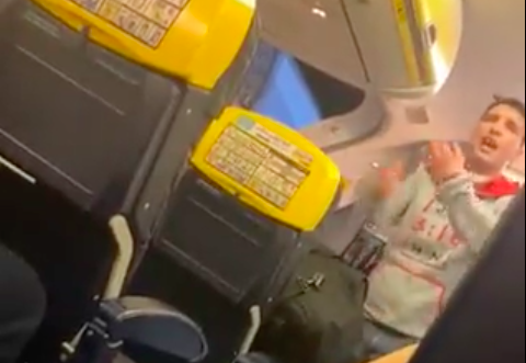 Il no-vax senza mascherina cacciato dal volo Ryanair | VIDEO article-post
