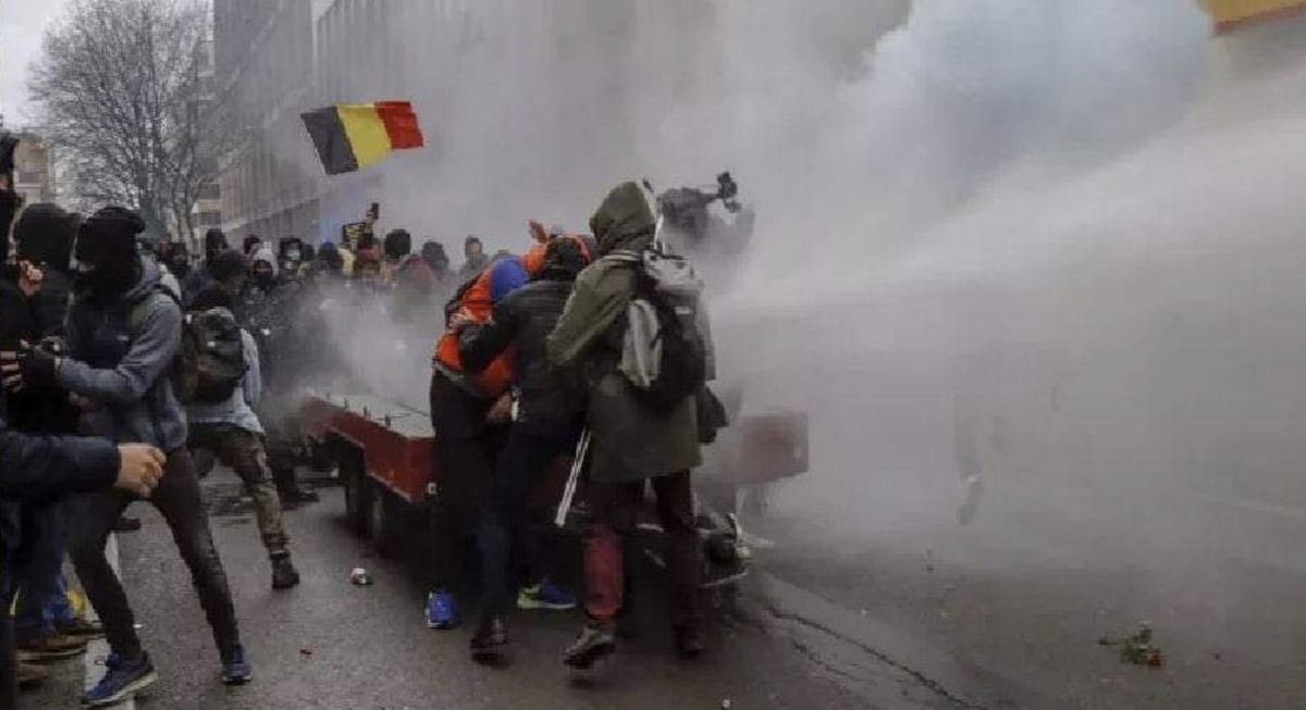 “Mia cugina adottiva che lavora a Bruxelles mi ha detto che…”, l’ultima frontiera delle bufale sui social article-post
