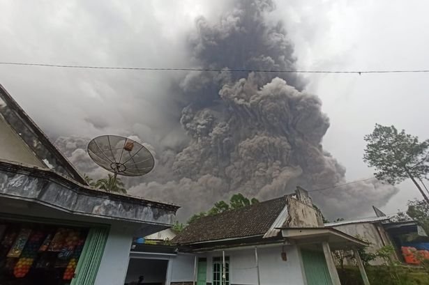 Semeru vulcano esplosione Indonesia