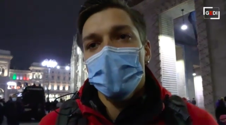 L’operatore sanitario che affronta in piazza i no vax per contrastare le fake news L’operatore sanitario che affronta in piazza i no vax per contrastare le fake news