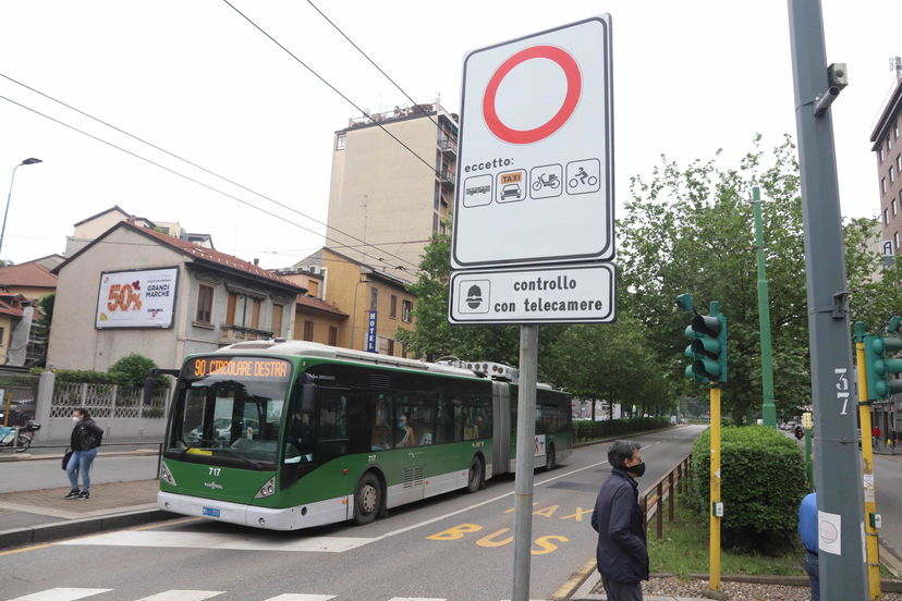 Cosa si rischia a prendere l’autobus senza super green pass article-post
