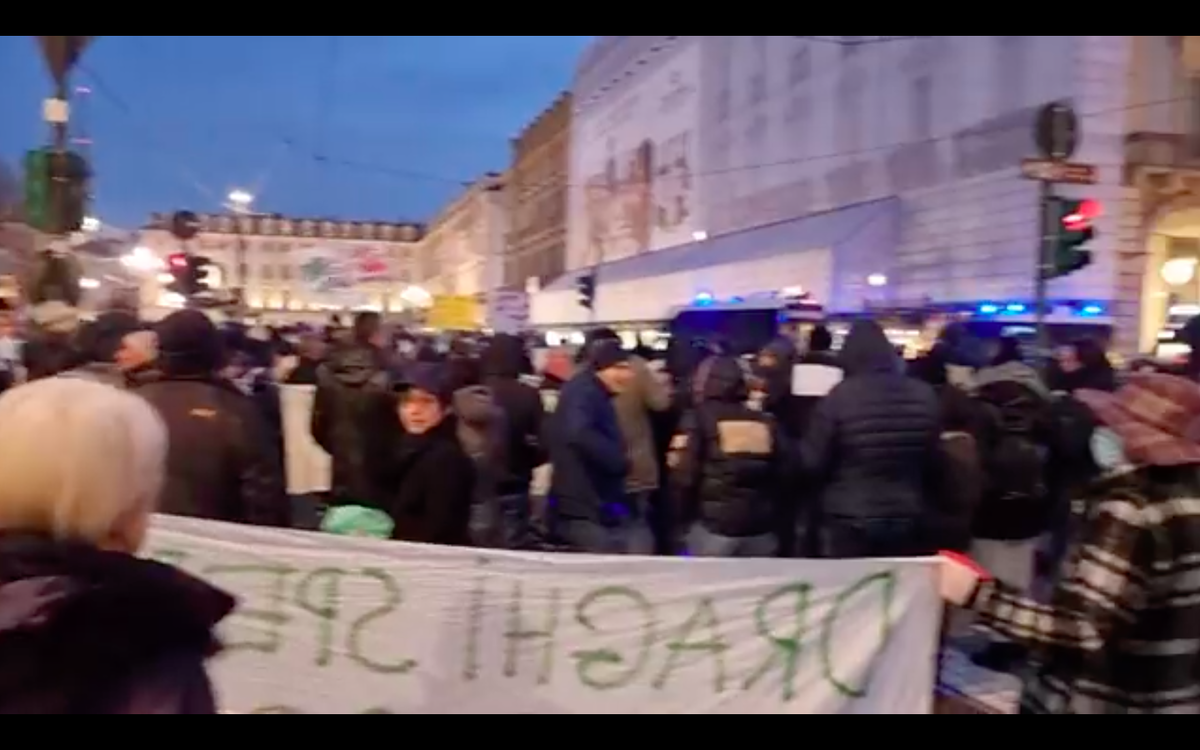 No Green pass in piazza a Torino senza mascherine, multati grazie a dei filmati | VIDEO article-post
