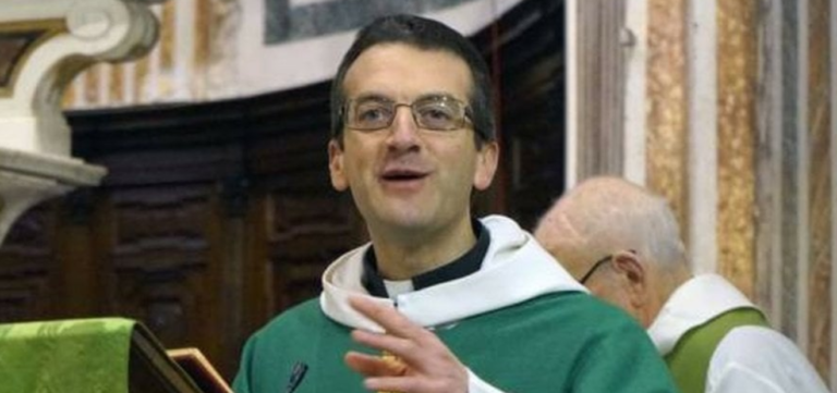 Sospeso Don Giulio Mignani, il prete “ribelle” a favore di eutanasia e famiglie arcobaleno