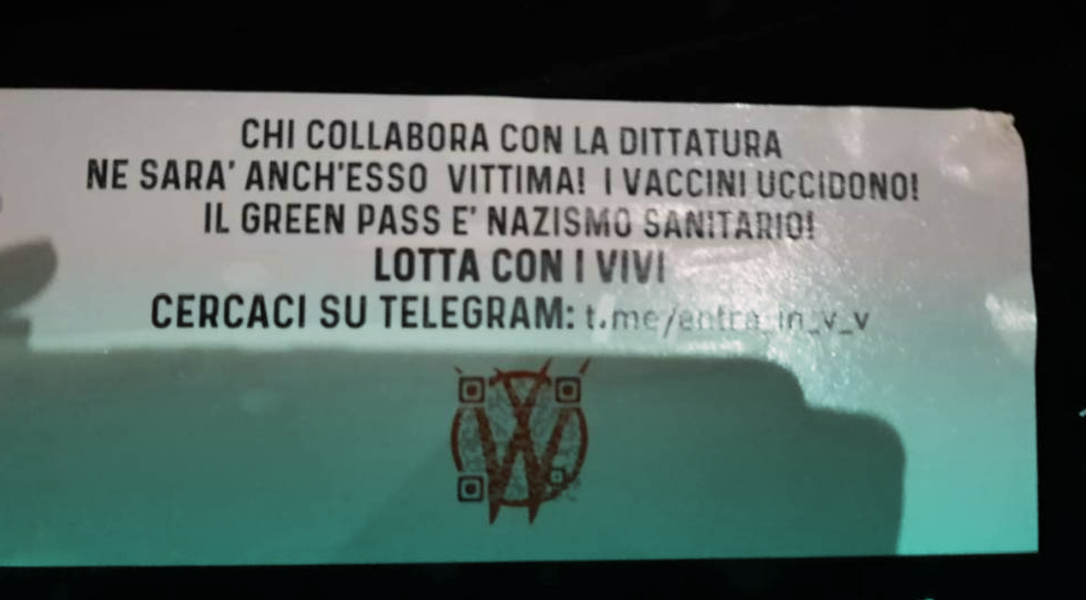 Il blitz alle auto nel parcheggio dell’ospedale di Bergamo con volantini contro la “dittatura sanitaria” article-post