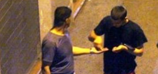 Il pusher che voleva cambiare vita dato alle fiamme nei vicoli di Napoli per ritorsione article-post