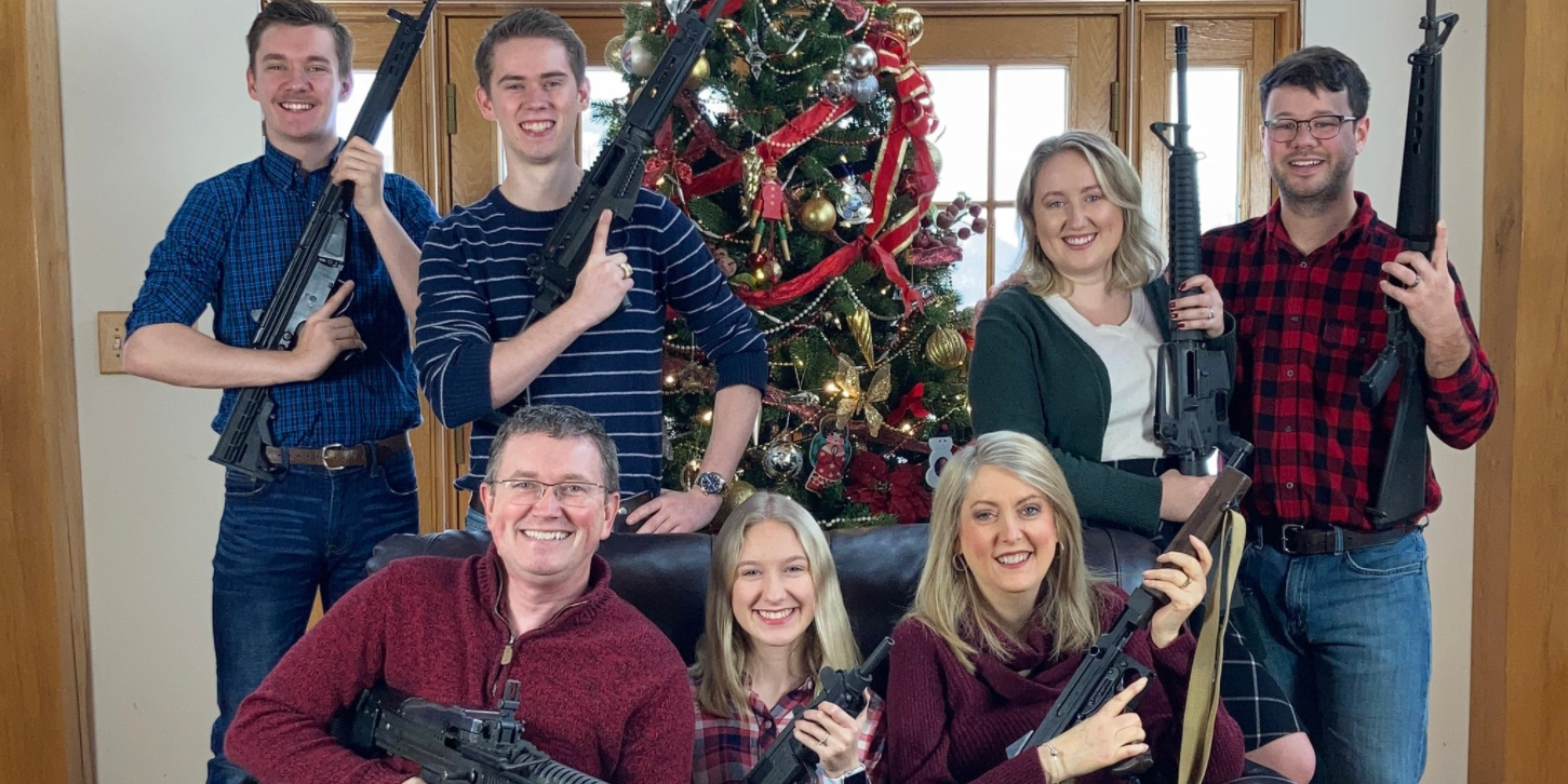 La foto di Natale del deputato Usa Thomas Massie con la famiglia armata