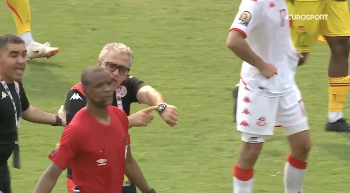 L’arbitro di Tunisia-Mali che fischia due volte (in anticipo) la fine della partita | VIDEO article-post