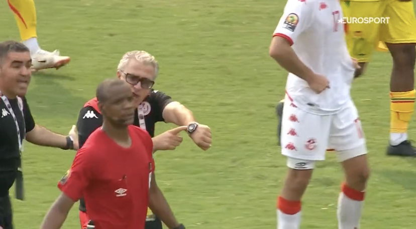 L’arbitro di Tunisia-Mali che fischia due volte (in anticipo) la fine della partita | VIDEO preview