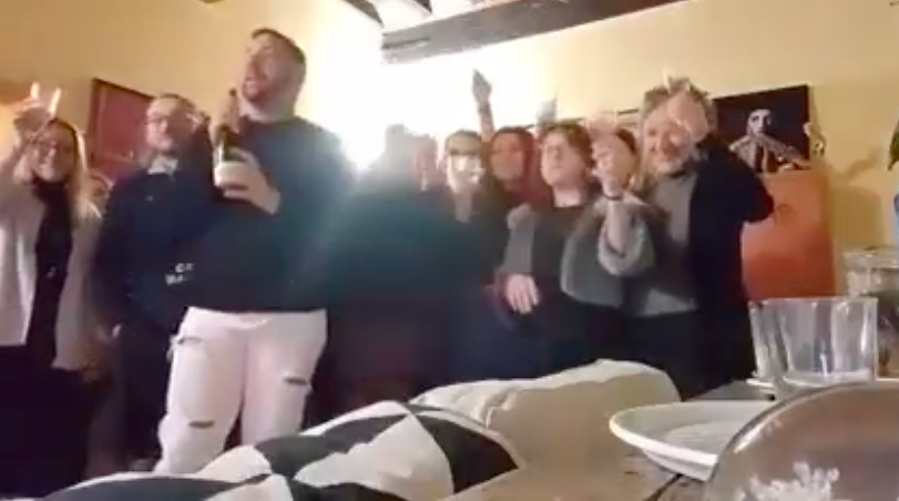 “A morte chi ha il vaccino”, l’augurio dalla festa di Capodanno no-vax | VIDEO article-post