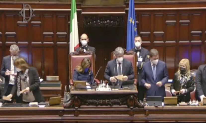 Ma è normale che Casellati risponda ai messaggi sul suo telefono mentre Fico le passa le schede? | VIDEO article-post
