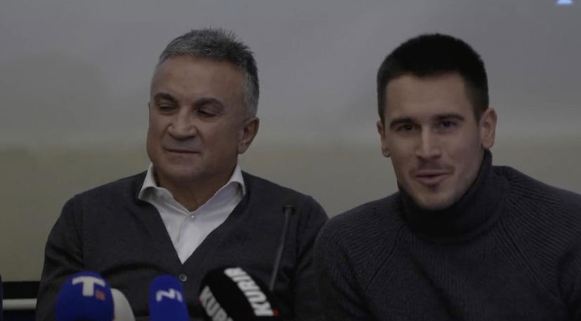 La figuraccia della famiglia di Djokovic che non risponde alla domanda sulla presenza in pubblico mentre aveva il Covid | VIDEO article-post
