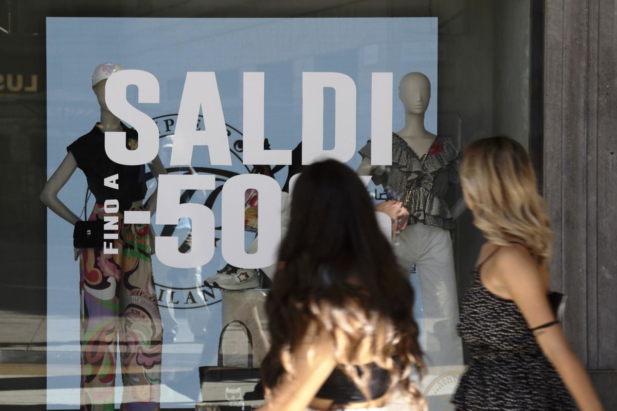 “Non volevo perdere i saldi”, la donna positiva che vìola la quarantena per fare shopping article-post