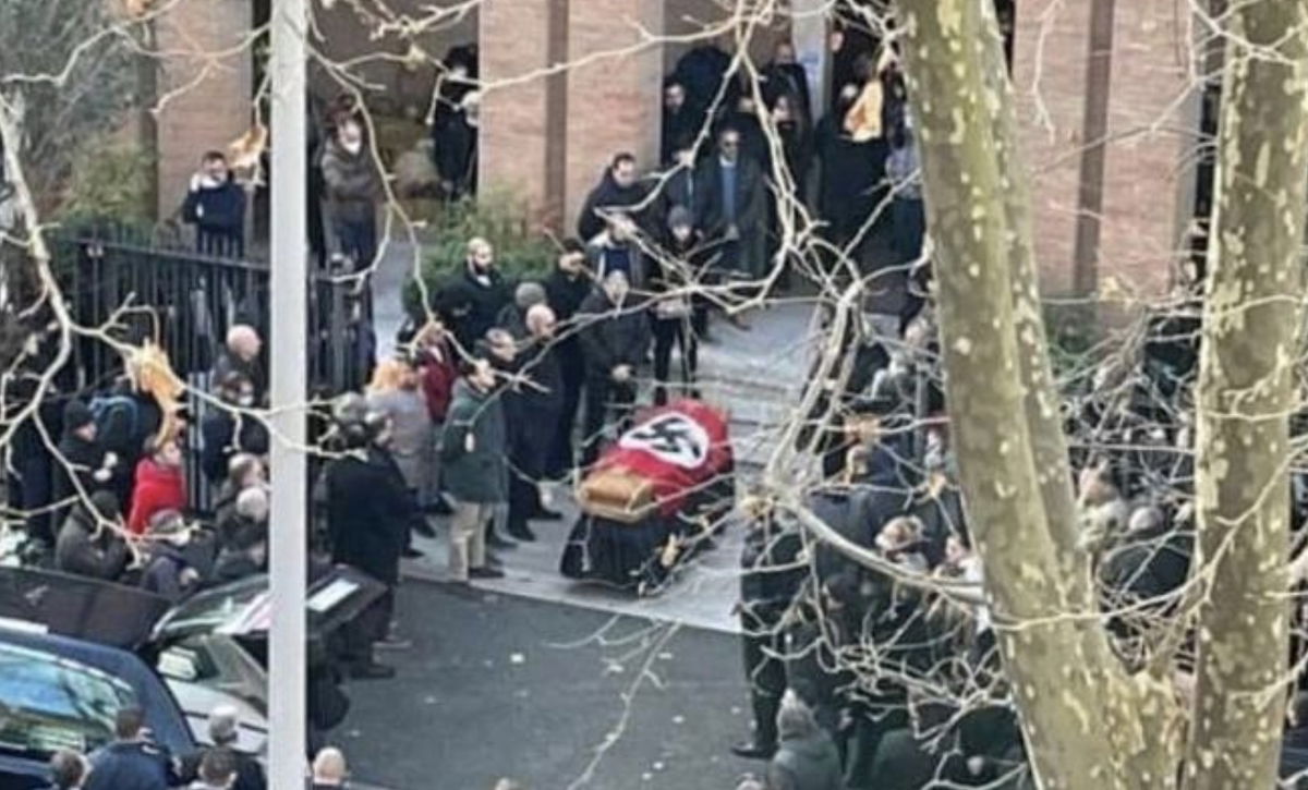 Il funerale nazista, con tanto di svastica, in pieno centro a Roma article-post