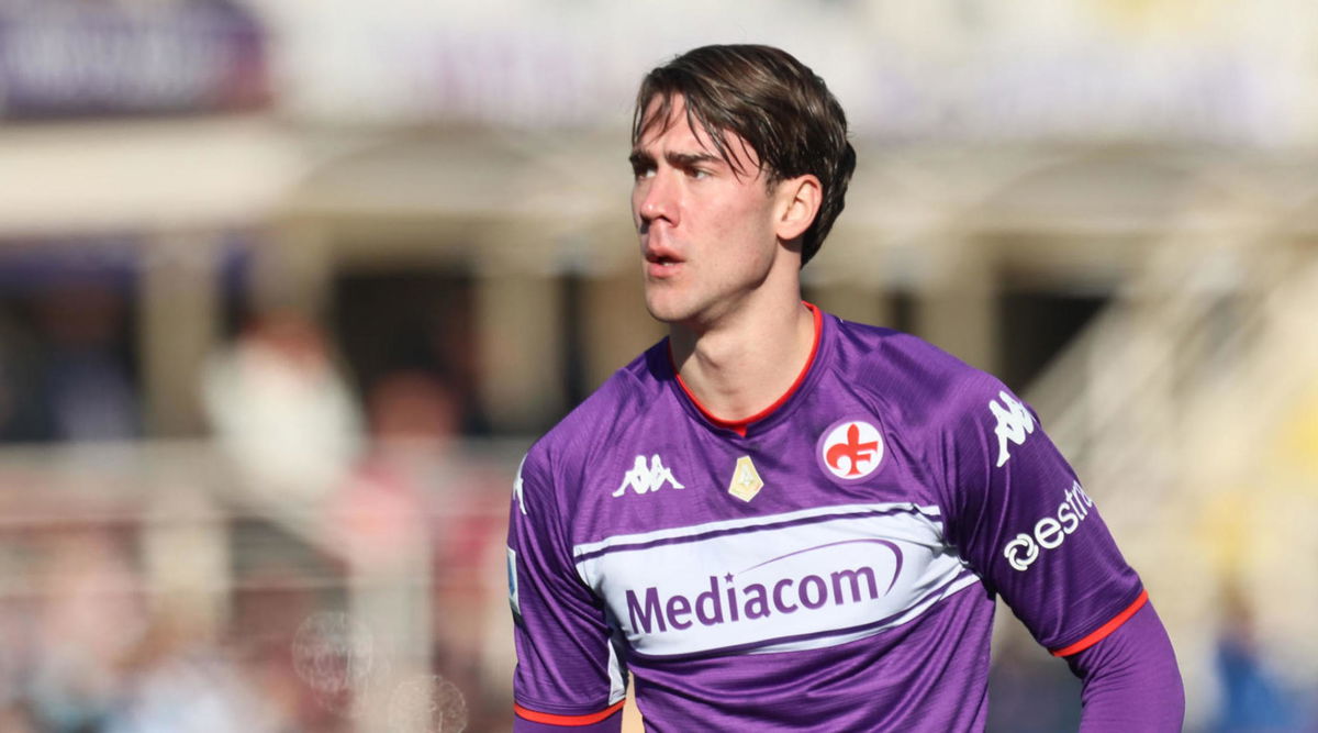 La casa di Vlahovic sorvegliata dalla Questura dopo le minacce per il passaggio alla Juventus article-post