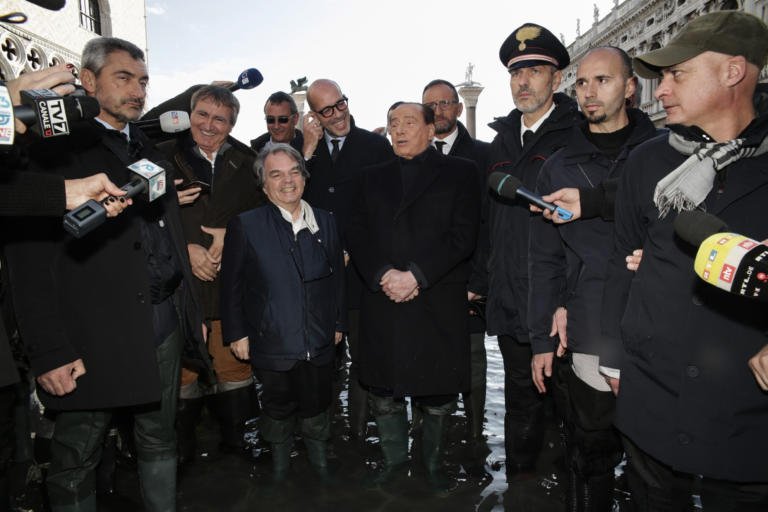 La candidatura di Berlusconi vista (e sminuita) dai media stranieri: “Tornerebbe l’Italia del burlesque”