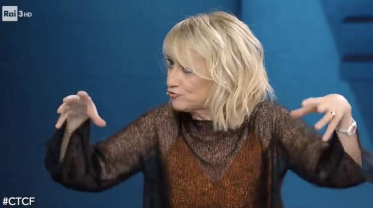 “Ma i regali per ingraziarti i politici, ora, glieli lasci o li riprendi?”, la lettera di Luciana Littizzetto a Berlusconi | VIDEO “Ma i regali per ingraziarti i politici, ora, glieli lasci o li riprendi?”, la lettera di Luciana Littizzetto a Berlusconi | VIDEO