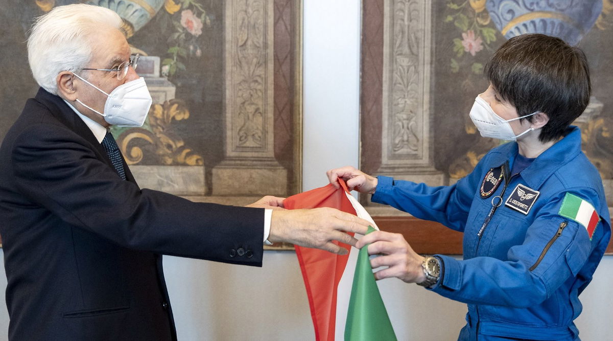 “È nelle mani migliori per andare verso il futuro”, Mattarella consegna il tricolore a Samantha Cristoforetti | VIDEO article-post
