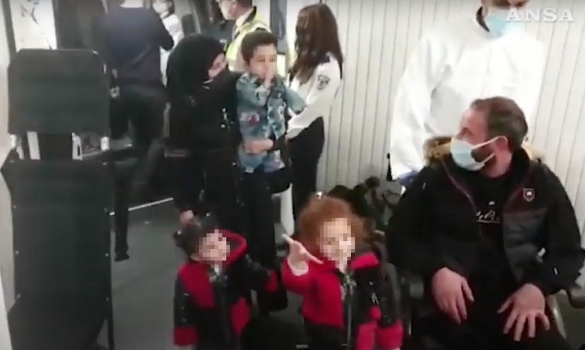 Munzir e Mustafa sono arrivati in Italia. Ora inizieranno la loro nuova vita, insieme alla famiglia, a Siena | VIDEO article-post