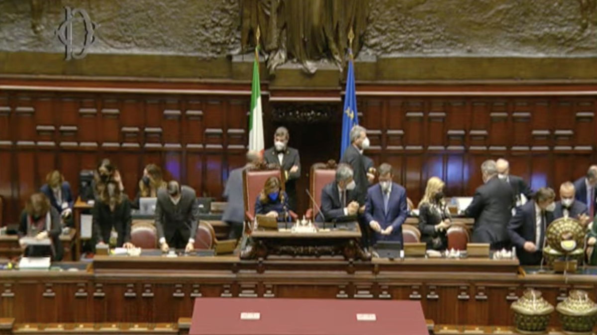 Tutto come previsto: al sesto scrutinio il più votato è Mattarella article-post