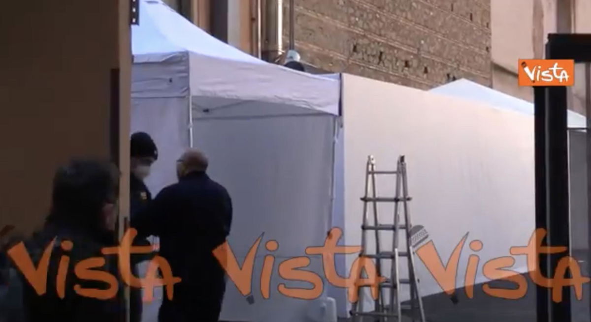 Le prime immagini del seggio drive in per far votare anche i parlamentari positivi | VIDEO article-post