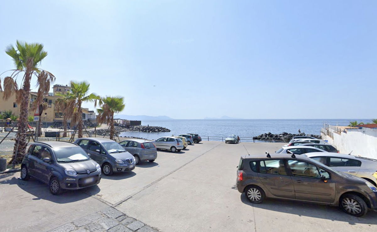 Il bambino di due anni morto dopo esser stato gettato in mare a Torre del Greco article-post