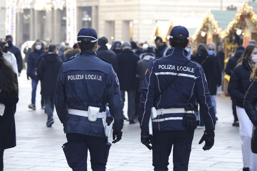 I due poliziotti no vax indagati per aver causato ritardi in un hub vaccinale article-post