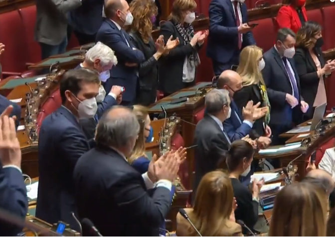 applauso rielezione mattarella 2