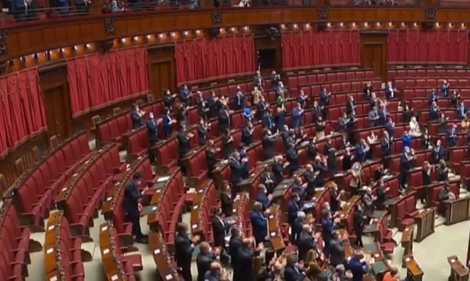 Il momento esatto in cui parte l’applauso per la rielezione di Mattarella | VIDEO article-post