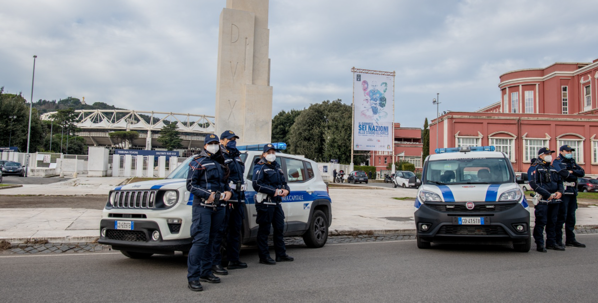 La foto di copertina della Polizia di Roma davanti all’obelisco con la scritta “Dux” bene in vista article-post