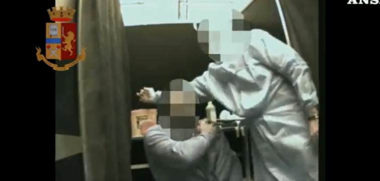 L’infermiere di Ancona che finge di iniettare il vaccino (facendosi pagare) | VIDEO article-post