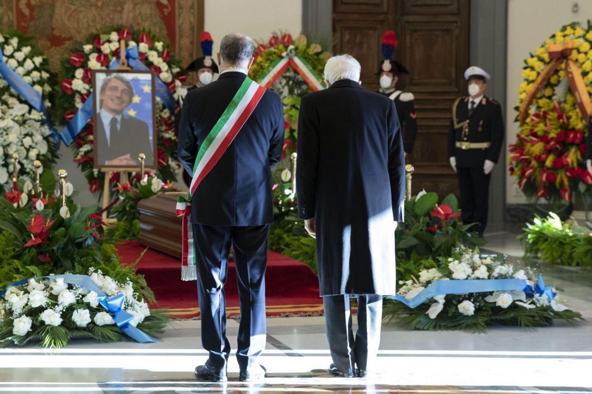 L’omaggio di Mattarella alla camera ardente di David Sassoli | VIDEO article-post