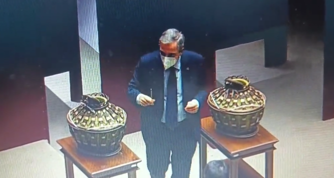 Gasparri vota per il Quirinale e non sa dove mettere la matita | VIDEO article-post