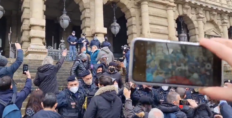 Sara Cunial guida la protesta degli avvocati davanti alla Cassazione e viene bloccata dalla Polizia | VIDEO article-post