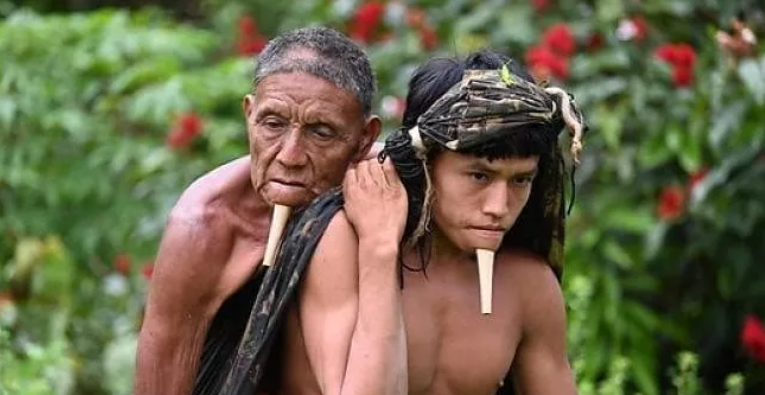 La storia della foto di Tawy che porta il padre disabile in spalla per farlo vaccinare article-post