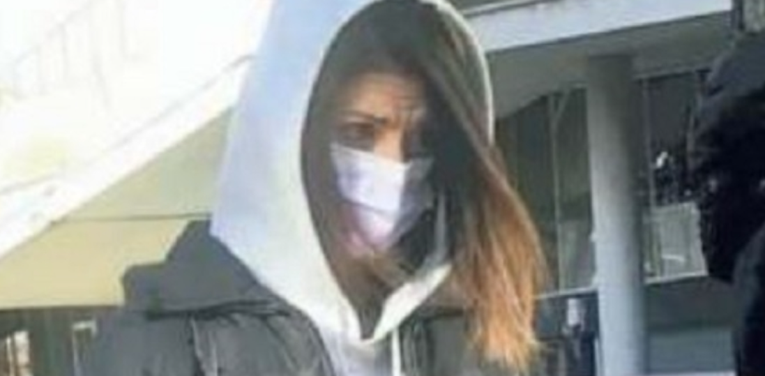 Virginia Raggi in fila per il tampone in farmacia: la foto che alimenta i dubbi sull’ex sindaca “Nì vax” article-post
