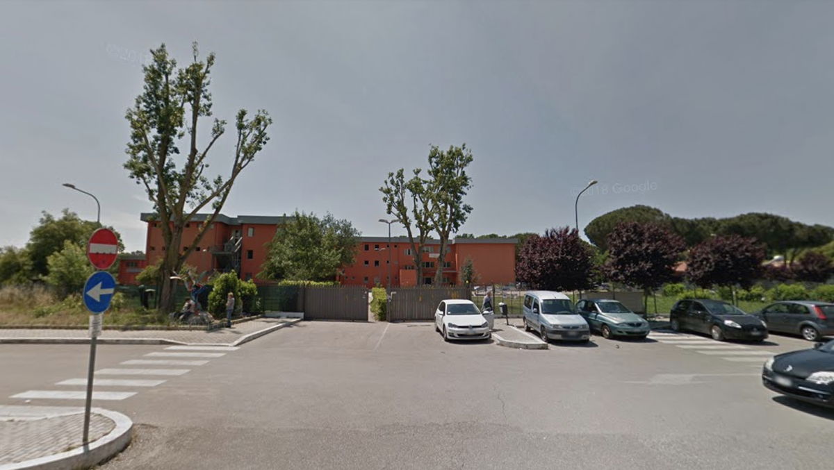 La ragazzina di 13 anni presa a calci e pugni dai compagni di scuola ad Ardea article-post