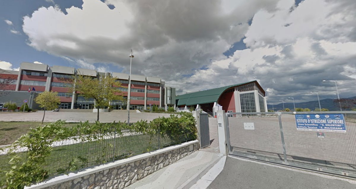Il liceo delle molestie di Cosenza: “Il prof mi diceva ‘sembri proprio una bella cavalla e io ho tanta voglia di galoppare’” article-post