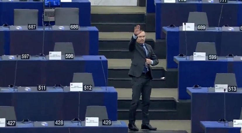 La storia dell’europarlamentare bulgaro, alleato di Fratelli d’Italia, che fa il “saluto romano” in Aula | VIDEO article-post