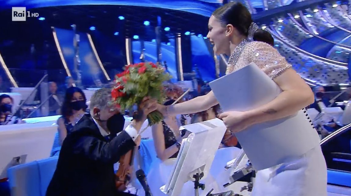 Il doppio significato del gesto di Francesca Michielin che “cede” i fiori al primo violinista | VIDEO article-post