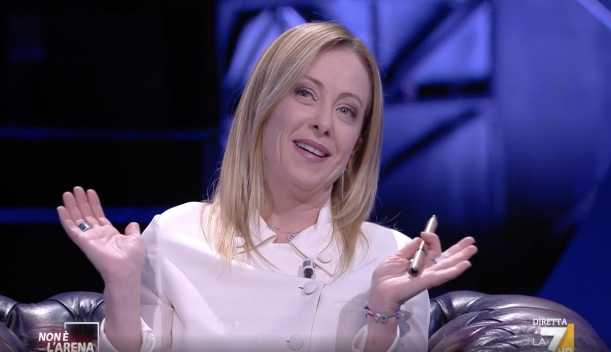 Giorgia Meloni commenta le parole del Papa sugli immigrati e attacca: “Agli italiani si chiede il green pass per comprare, agli immigrati niente” | VIDEO article-post