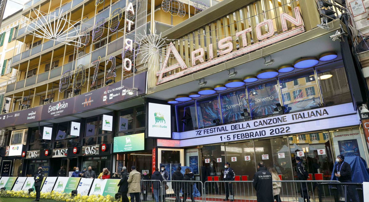 Quelli che volevano entrare all’Ariston con i Green Pass falsi per la seconda serata di Sanremo article-post