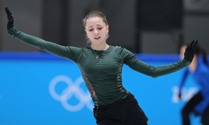 Il caso di Kamila Valieva, la 15enne positiva all’antidoping che potrà gareggiare lo stesso alle Olimpiadi article-post