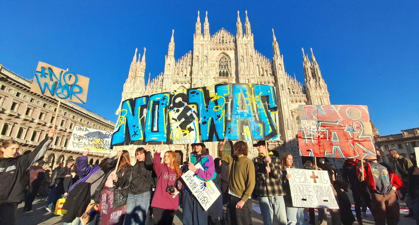 La marea pacifista che invade Piazza Duomo a Milano contro la guerra in Ucraina | VIDEO article-post