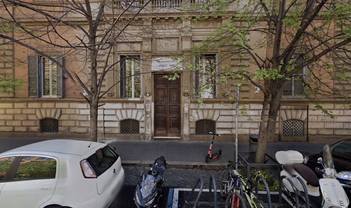 La professoressa che paragona una studentessa a una prostituta per un ombelico scoperto article-post