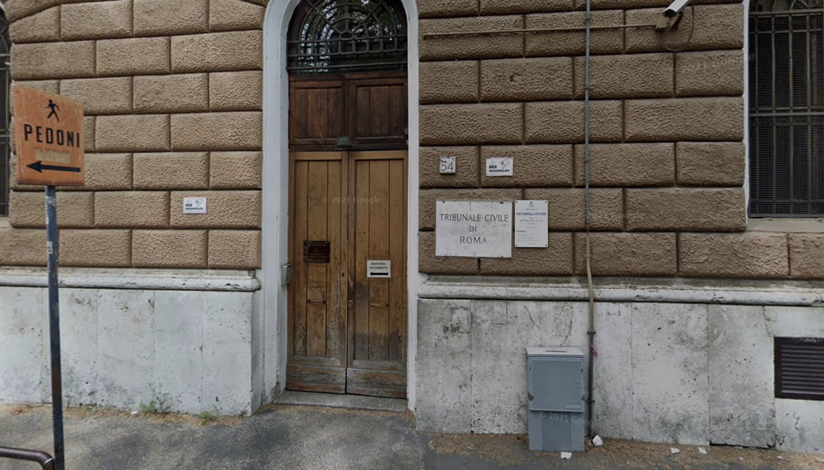 “Cercasi avvocatessa, inviare foto e profilo Instagram”: l’annuncio sessista dello studio legale di Roma article-post