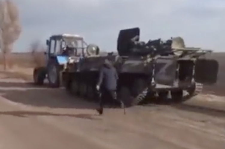 Il contadino ucraino che “ruba” un carro armato russo con il trattore | VIDEO article-post