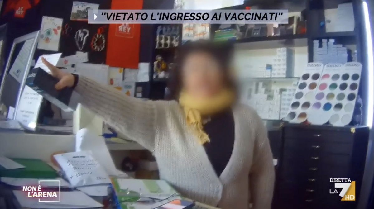 I deliri della commerciante di Follonica che caccia dal suo negozio i clienti vaccinati | VIDEO article-post