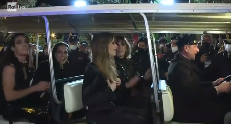 Amadeus va a prendere i Maneskin in auto e li porta sul palco a Sanremo | VIDEO article-post