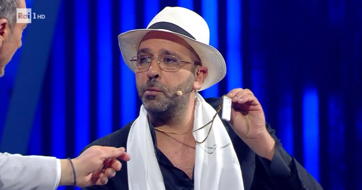 Checco Zalone nei panni di un virologo che spera che la pandemia non finisca | VIDEO article-post