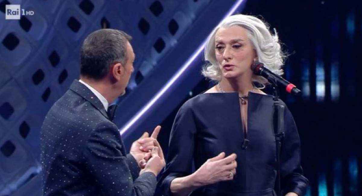 L’esordio di Drusilla Foer a Sanremo e la gag con Amadeus: “Mi chiami il direttore artistico” | VIDEO article-post